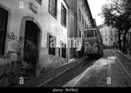 Straßenbahnen absteigend hinunter einen steilen Abhang neben traditionelle Häuser Stockfoto