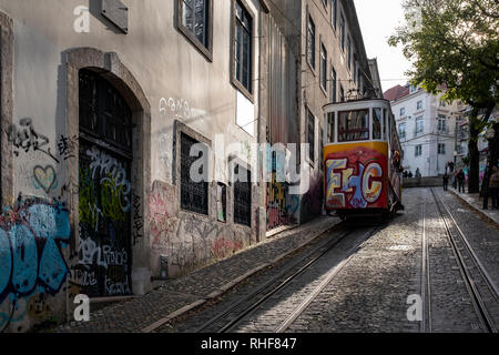 Straßenbahnen absteigend hinunter einen steilen Abhang neben traditionelle Häuser Stockfoto
