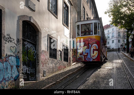 Straßenbahnen absteigend hinunter einen steilen Abhang neben traditionelle Häuser Stockfoto