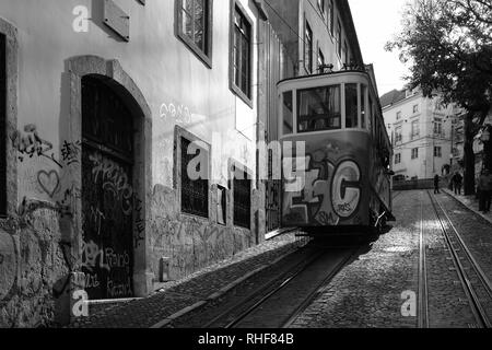 Straßenbahnen absteigend hinunter einen steilen Abhang neben traditionelle Häuser Stockfoto