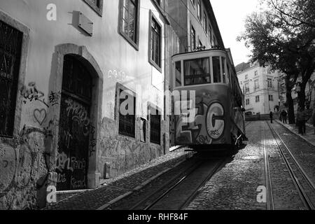 Straßenbahnen absteigend hinunter einen steilen Abhang neben traditionelle Häuser Stockfoto