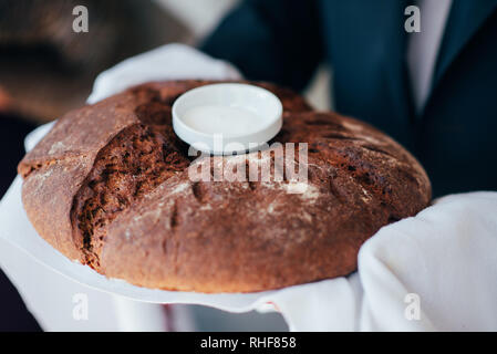 Hochzeit Brot. Brot und Salz für die Braut und den Bräutigam Hochzeit Tradition. Stockfoto