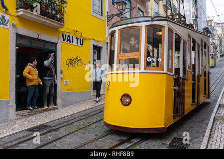 Traditionelle bunte Lissabonner Straßenbahn steilen Abstieg Stockfoto