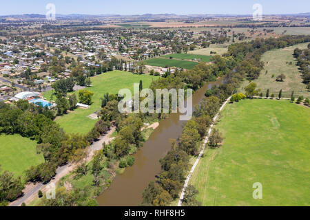 Die Lachlan River ist ein Fluss in NSW und fließt durch die Stadt Cowra eine wichtige regionale Stadt in New South Wales Central West - Kuh Stockfoto