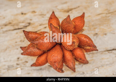 Rote Früchte frisch Salacca Salacca, Rot auf hölzernen Tisch Stockfoto