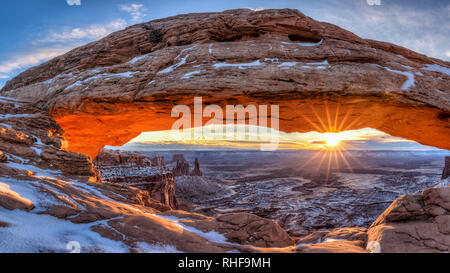 Der Winter Sonne an einem kalten Januar morgen am Mesa Arch im Canyonlands National Park, Utah. (Panorama) Stockfoto