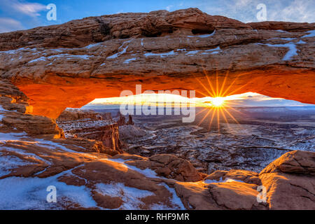 Der Winter Sonne an einem kalten Januar morgen am Mesa Arch im Canyonlands National Park, Utah. Stockfoto