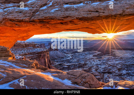 Der Winter Sonne an einem kalten Januar morgen am Mesa Arch im Canyonlands National Park, Utah. (Panorama) Stockfoto