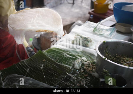 Thai gedämpftem Reis - Haut - Knödel oder Khao Kriap Pak Maw, Thai Street Food bei Sakon Nakhon Thailand. Stockfoto