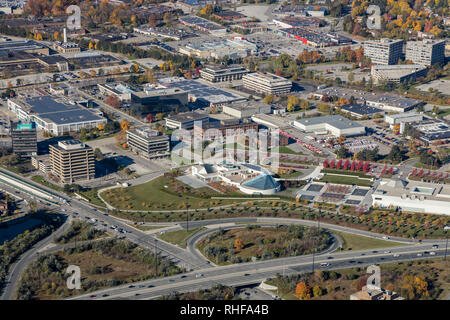 Luftaufnahme vom Südosten von Eglinton und Don Valley Parkway (DVP) Stockfoto