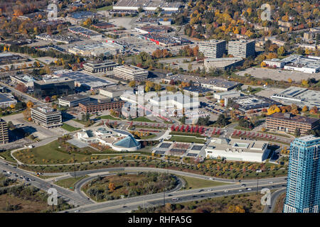 Luftbild bei Eglinton Avenue und Don Valley Parkway in Toronto, Ontario, Kanada Stockfoto