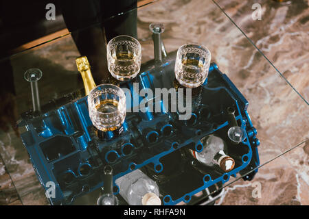 Die Aussicht von oben. Hände von Menschen mit Gläser Whisky oder Wein, Feiern und Toasten der Hochzeit, Konferenz oder andere Feier Stockfoto