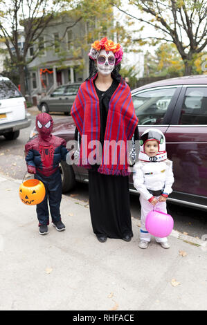 Halloween Trick-or-Treaters in der Kensington Abschnitt von Brooklyn, NY, 2014. Stockfoto