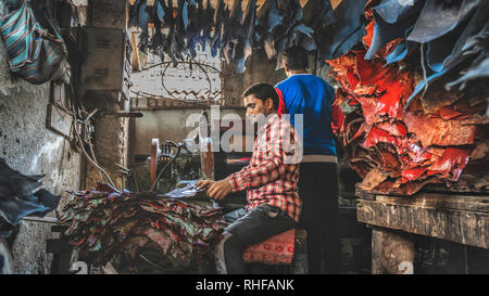 Junger Mann hart arbeiten in der Lederfabrik im Elendsviertel dharavi in Mumbai Indien Stockfoto