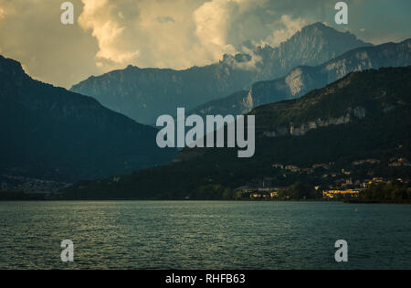 Alpen Berg in der Nähe von Caorle See lecco Italien Nord bewölkter Himmel Stockfoto