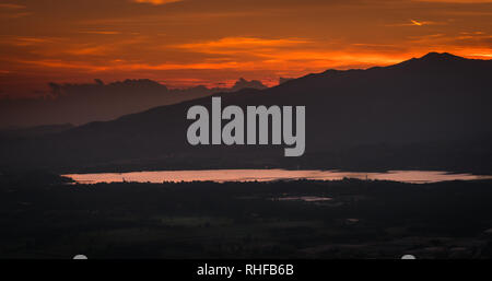 Annone lecco See in Italien brianza Alpen Berge bei Sonnenuntergang Blick Sommer Freiheit Stockfoto