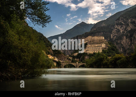 Aosta altes Schloss mit River im Norden von Italien bewölkter Himmel Forte di Bard Stockfoto