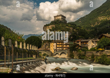 Aosta alte steinerne Burg mit River im Norden von Italien bewölkter Himmel Stockfoto