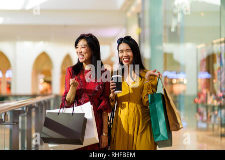 Asiatische Mädchen tun, shoppen in der Mall Stockfoto