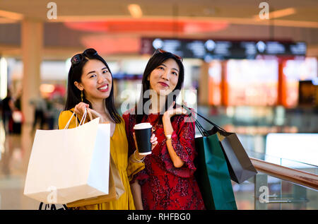 Asiatische Mädchen tun, shoppen in der Mall Stockfoto