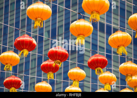 Rote und gelbe Lampions für die Weihnachtszeit des Mondneujahrs in Chinatown an der South Bridge Road, Singapur. Stockfoto