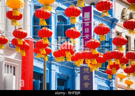 Rote und gelbe Lampions für die Weihnachtszeit des Mondneujahrs in Chinatown an der South Bridge Road, Singapur. Stockfoto