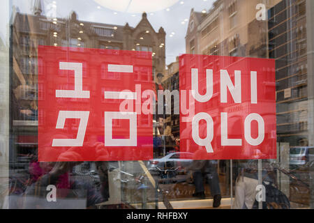 Amsterdam, Niederlande, 18. Oktober 2018: Schaufenster von UniQlo eine japanische Clothing Store neu im Zentrum von Amsterdam Rokin eröffnet ein Stockfoto