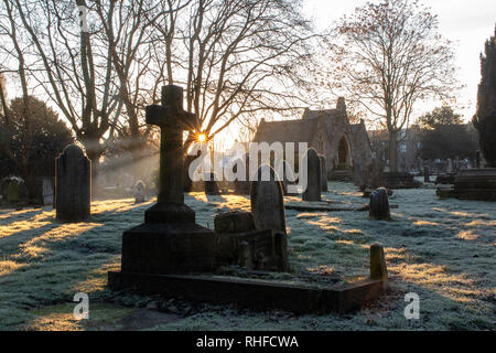 Sonnenaufgang in St. Mary's Friedhof in London mit einem Frost auf den Boden Stockfoto