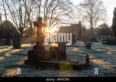 Sonnenaufgang in St. Mary's Friedhof in London mit einem Frost auf den Boden Stockfoto