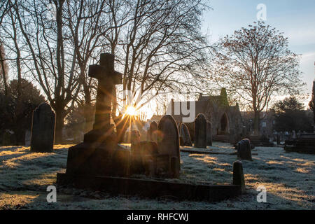 Sonnenaufgang in St. Mary's Friedhof in London mit einem Frost auf den Boden Stockfoto