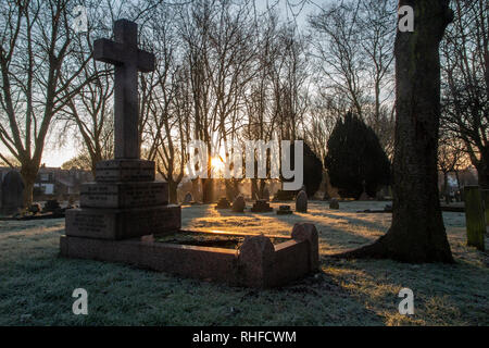 Sonnenaufgang in St. Mary's Friedhof in London mit einem Frost auf den Boden Stockfoto