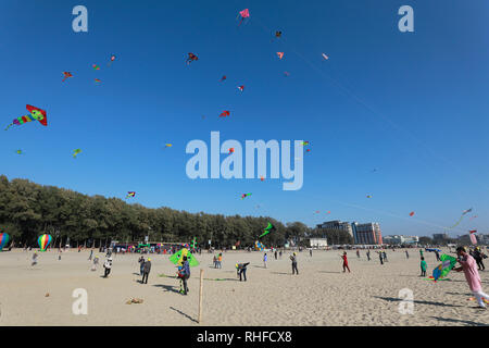 Cox's Bazar, Bangladesch - Februar 01, 2019: Teilnehmer, die meisten Jugendlichen, fliegende Drachen verschiedener colures und Sorten während eines traditionellen Kite fest Stockfoto