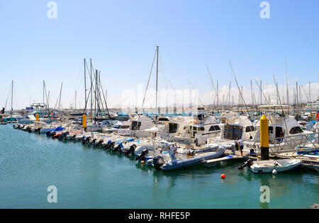 Touristische Boote und Yachten im Hafen von Corralejo Stockfoto