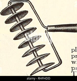 . Bolgiano von Baltimore garten Guide 1929. Samen Maryland Baltimore Kataloge; Gemüse Maryland Baltimore Kataloge; Baumschulen (Gartenbau) Maryland Baltimore Kataloge; Blumen Samen Kataloge; Gartengeräte und Zubehör Kataloge. Gonnsen Disc Kultivator gp Es gibt zwei Gründe für die Kultivierung von Pflanzen: Erste, Unkraut zu töten; zweitens, eine lockere Oberfläche über dem Boden, bricht die Kapillarwirkung zu produzieren, wodurch verhindert wird, dass die Verdunstung von Feuchtigkeit. Diese Scheibe Kultivator macht beides; wenn zog Parallelen mit dem Griff, mit dem die CD in einem Winkel zu bedienen, es schneidet die Unkräuter Stockfoto