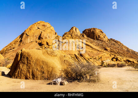 Campingplatz an der Spitzkoppe Mountains in der Wüste Namib in der Nähe von Swakopmund, Namibia Afrika Stockfoto