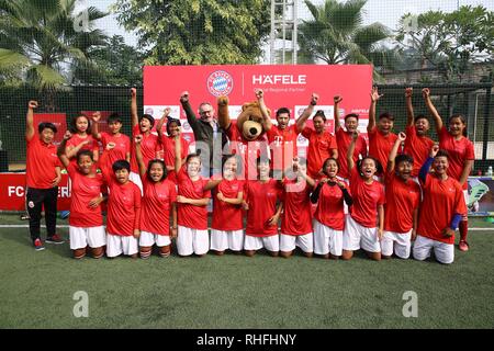 New Delhi, Indien. 02 Feb, 2019. Legendäre Fußballer Bixente Lizarazu mit den neuen Talenten des Fuß ball von Manipur während der Ansage von hafele Zusammenarbeit mit F.C. Beryern Credit: Jyoti Kapoor/Pacific Press/Alamy leben Nachrichten Stockfoto