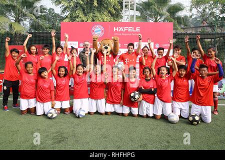 New Delhi, Indien. 02 Feb, 2019. Legendäre Fußballer Bixente Lizarazu mit den neuen Talenten des Fuß ball von Manipur während der Ansage von hafele Zusammenarbeit mit F.C. Beryern Credit: Jyoti Kapoor/Pacific Press/Alamy leben Nachrichten Stockfoto