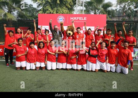 New Delhi, Indien. 02 Feb, 2019. Legendäre Fußballer Bixente Lizarazu mit den neuen Talenten des Fuß ball von Manipur während der Ansage von hafele Zusammenarbeit mit F.C. Beryern Credit: Jyoti Kapoor/Pacific Press/Alamy leben Nachrichten Stockfoto