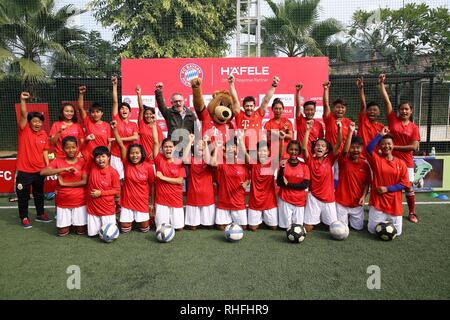 New Delhi, Indien. 02 Feb, 2019. Legendäre Fußballer Bixente Lizarazu mit den neuen Talenten des Fuß ball von Manipur während der Ansage von hafele Zusammenarbeit mit F.C. Beryern Credit: Jyoti Kapoor/Pacific Press/Alamy leben Nachrichten Stockfoto