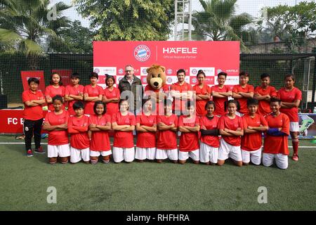 New Delhi, Indien. 02 Feb, 2019. Legendäre Fußballer Bixente Lizarazu mit den neuen Talenten des Fuß ball von Manipur während der Ansage von hafele Zusammenarbeit mit F.C. Beryern Credit: Jyoti Kapoor/Pacific Press/Alamy leben Nachrichten Stockfoto