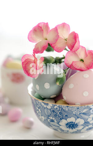 Pastellfarbenen Eier zu Ostern. Stockfoto