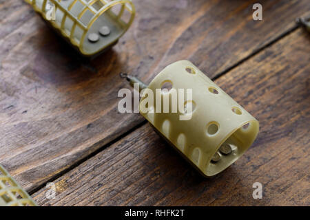 Notwendiges Zubehör für Schrägförderer-fischerei auf einem Holzbrett. Feeder feeder Seite anzeigen. Stockfoto