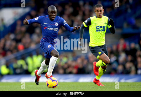 Chelsea's N'Golo Kante (links) und Huddersfield Town Juninho Bacuna Kampf um den Ball während der Premier League Match an der Stamford Bridge, London. Stockfoto