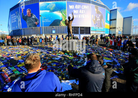 Fans Blick auf die Blumen und Schals außerhalb Cardiff City Stadium in Hommage an Emiliano Sala platziert in der Premier League Match in Cardiff City Stadium. Stockfoto