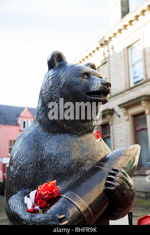 Soldaten tragen Statue, "wojtek" in Duns, Berwickshire, Schottland, die mit polnischen Soldaten während der Schlacht von Monte Casino kämpfte helfen Shel durchführen Stockfoto