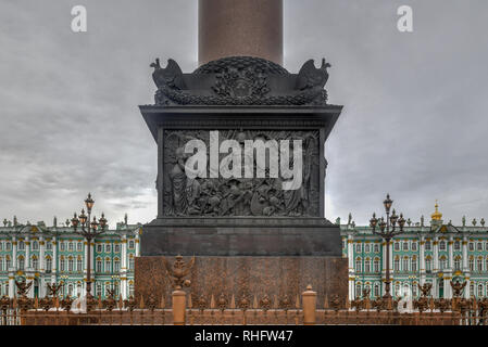 Alexander Spalte auf dem Schlossplatz (Dvortsovaya Platz) vor dem Generalstabsgebäude, Saint Petersburg, Russland. Stockfoto