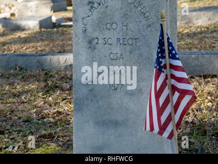 Amerikanische Flagge ehren Grab der Soldat an Olde Presbyterianischen Kirche Friedhof, Lancaster South Carolina USA. Stockfoto