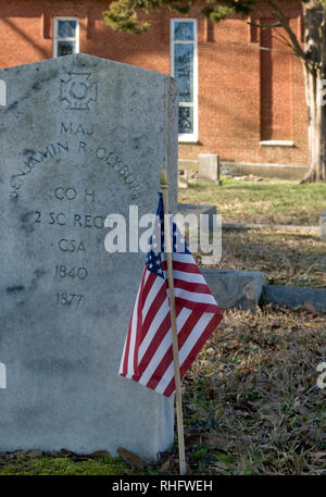 Amerikanische Flagge ehren Grab der Soldat an Olde Presbyterianischen Kirche Friedhof, Lancaster South Carolina USA. Stockfoto