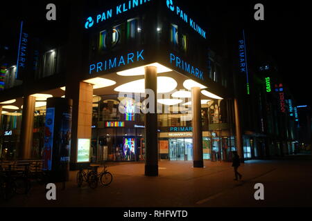 Ein flaggschiff Primark store in der Gegend von Köln Altstadt-Nord, Deutschland, in der Nacht. Stockfoto