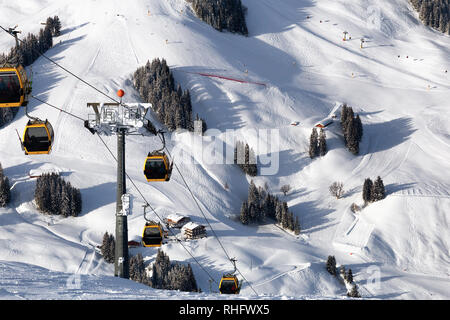 Gondelbahn. Kabine der Skilift im Skigebiet am frühen Morgen in der Dämmerung mit Berggipfel in der Ferne. Winter Snowboard und Skifahren Konzept Stockfoto